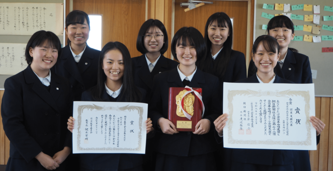 宇都宮中央女子高校の(前列左から)吉原有里さん、山中優杏さん、西澤唯衣さん、野澤佑衣さん、(後列左から)石川文音さん、打和望実さん、田邉望乃花さん、高橋志穂里さん