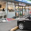 鹿沼で車がコンビニに衝突