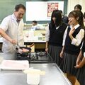 「とろけるくらい柔らかい」　小山西高生、とちぎ和牛を試食　県食肉事業協同組合連合会など消費拡大イベント
