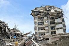 連続大地震で２３５人前後死亡