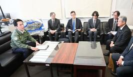 小泉防衛相「地域の緊張高めず」