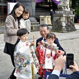 秋晴れの下、晴れ着鮮やかに　宇都宮二荒山神社「七五三」にぎわう