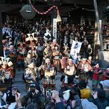 足利で「節分鎧年越」　勇壮な武者行列、179人が豆まき　中橋工事で日程…