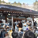 日光の温泉寺で一足早い節分　４年ぶりにがらまき実施　昇り竜のように良い…