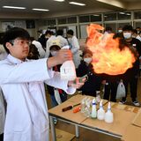 “体験する”科学にわくわくどきどき　大田原高生が先生役、小中生60人に学びの楽しさ伝授