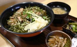 【グルメ探訪】脂身の部分を香ばしく　まぐろステーキ丼　海鮮食事処うおえ（足利）