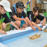 遊水地のヨシで舟作り　小山高専ＯＢが児童へ指導
