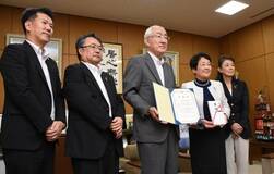 児童図書充実へ 30万円を寄付