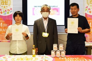 小菅町長（中央）から認定証を受け取った早乙女さん（左）と大久保さん（右）