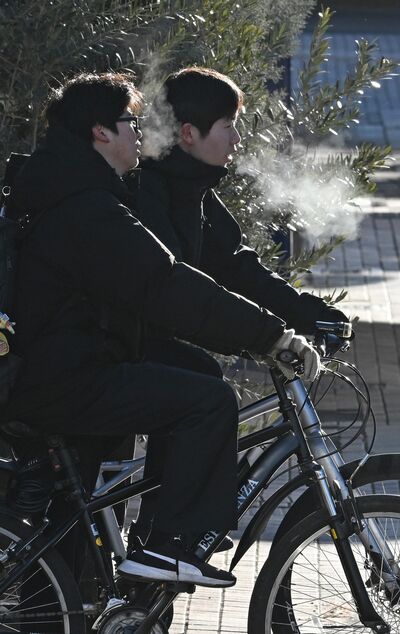 白い息を吐きながら行き交う人たち＝20日午前７時45分、宇都宮市駅前通り１丁目