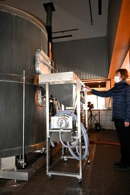 麦芽粕の水分含有量を２０％にまで減らす可動式の脱水機械＝那須町
