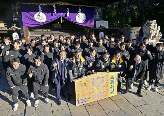 新シーズンの活躍を誓う選手とチーム関係者＝宇都宮市内