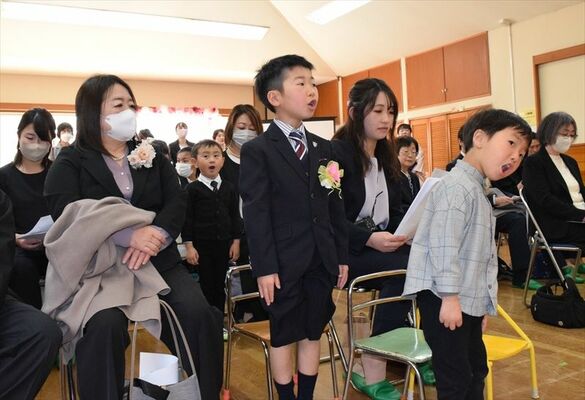 閉園式で大貫保育園の歌を歌う園児ら