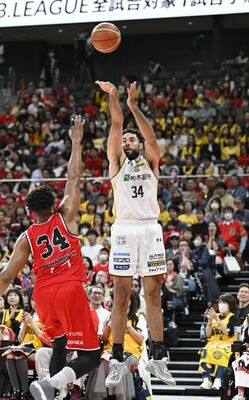 第２クオーター８分、ブレックスのジェレットが３点シュートを決める＝ＩＧアリーナ、森田大地撮影