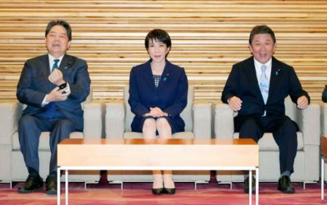 　閣議に臨む（左から）林総務相、高市首相、茂木外相＝９日午前、首相官邸