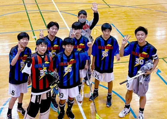 全国優勝を飾り、客席に向かって喜びを表す稲妻ファイヤーの選手たち