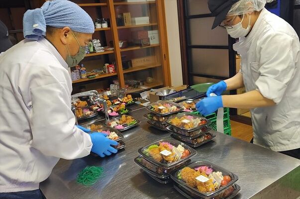 被災地の集会所で、弁当を作るとちぎ弁当連絡協議会のメンバー＝２月２３日午後、石川県輪島市（とちぎ弁当連絡協議会提供）