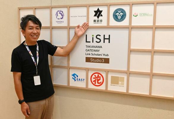 鹿沼市の東京サテライトオフィスが入る「ＬｉＳＨ」を紹介する柏木さん＝東京都港区