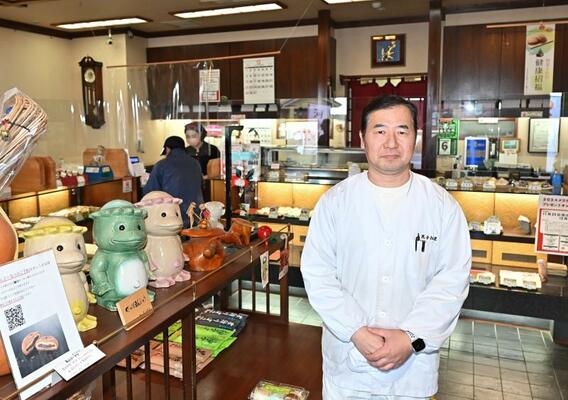 南摩ダムの菓子を考案した黒子さん