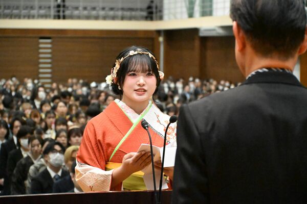 卒業生を代表して謝辞を述べる須田さん