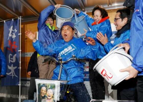 　愛知１区で当選を決め、支援者から氷水をかけられる河村たかし氏＝８日午後１０時１８分、名古屋市