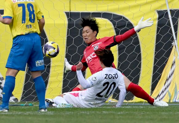 前半42分、シュートを押し込まれる栃木ＳＣのＧＫ川田（中央奥）＝県グリーンスタジアム、河野光吉撮影