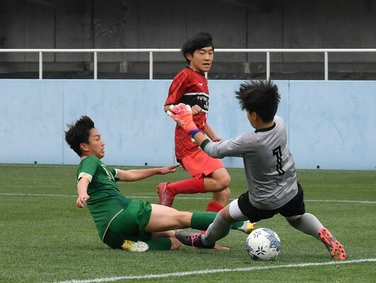 前半12分、矢板SC Aの中村(中央)が同点ゴールを決める=ホンダヒート・グリーンスタジアム