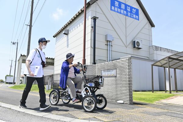 電動アシスト４輪自転車で移動する東高橋の住民