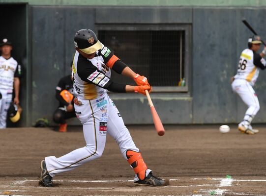 一回、栃木ＧＢの星哉が先制中前適時打を放つ＝ジェットブラックフラワーズスタジアム