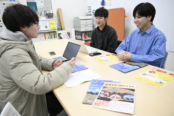 若者防災サミットの打ち合わせをするＵＰのメンバー＝１月下旬、宇都宮市陽東７丁目