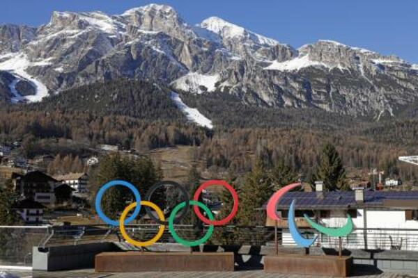 　積雪の少ないコルティナダンペッツォ市内に掲げられた五輪とパラリンピックのモニュメント＝２０２５年１２月