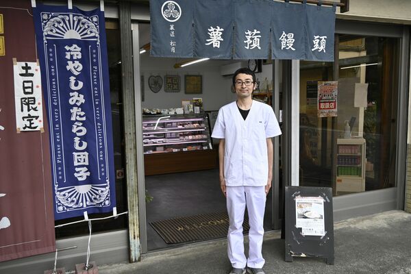 店先に立つ千本さん