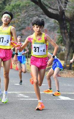 ８年ぶりの日本一を狙う男子の三島。エース五月女千（右）が鍵を握る＝11月５日の県大会から