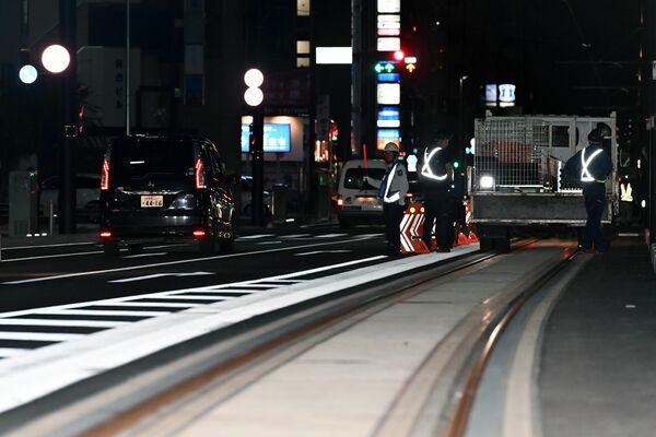 バリケードが撤去され、並走するＬＲＴの軌道と車道＝24日午後10時35分、宇都宮市東宿郷１丁目