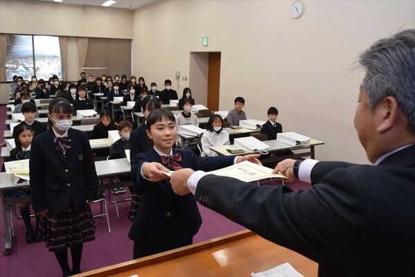 感想文コンクールで表彰状を受け取る入賞者ら＝25日午前、宇都宮市文化会館