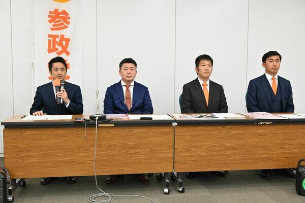 来春の統一地方選に向け、方針を説明する参政党県連の幹部ら＝4月21日午後、栃木県庁記者クラブ
