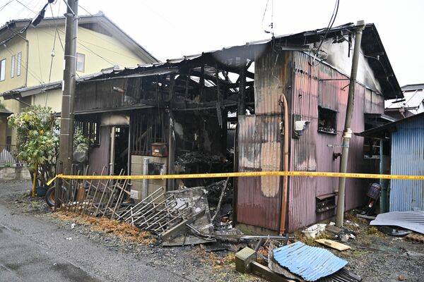 全焼したとみられる平屋の住宅＝25日午後２時25分、小山市城東４丁目