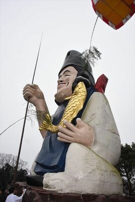 大前恵比寿神社で行われたえびす像のすす払い