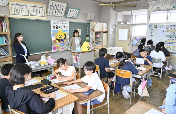 うんこドリルとコラボした金融教育教材を活用した出前授業=7日午前、宇都宮市戸祭小
