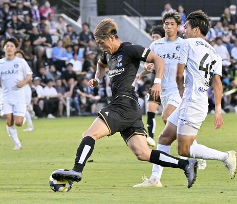 前半32分、栃木シティのＦＷ齋藤（中央）がドリブルでゴール前に攻め込む＝ＣＦＳ、広瀬華撮影