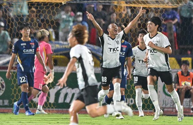 前半９分、先制点が決まり喜ぶ栃木ＳＣの選手たち＝前橋市の正田醤油スタジアム群馬