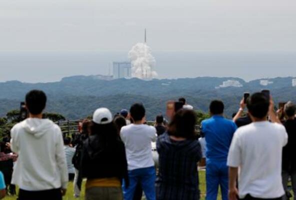 大勢の人が見守る中、鹿児島県の種子島宇宙センターから打ち上げられるH3ロケット6号機=12日午前9時54分
