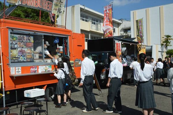 テストを終えた生徒でにぎわったキッチンカーイベント