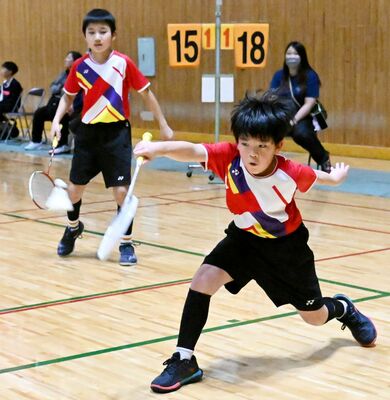 男子 五代-vamos決勝 志賀・大草組(五代)-下野・土肥組(vamos)ダブルス戦 第3ゲーム、土肥がバックでレシーブ。左は下野=宇都宮市体育館