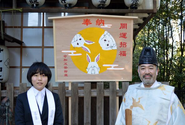 大絵馬を奉納した斎藤さん（左）と提箸宮司
