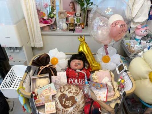 1歳の誕生日を迎えた研谷日七未ちゃん=5月21日(父友太さん提供)