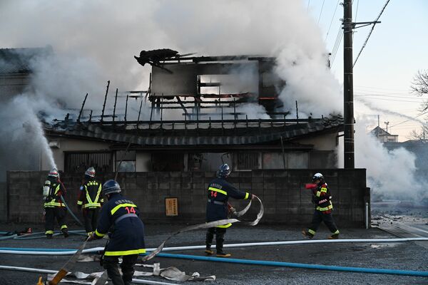 全焼したとみられる木造2階建て住宅＝2日午後6時20分、佐野市田沼町
