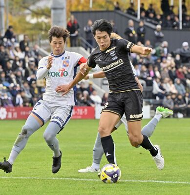 前半34分、栃木シティのＦＷ吉田（右）がゴール前に攻め込む＝ＣＦＳ、広瀬華撮影