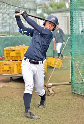 昨秋、チーム唯一のリーグベストナインに輝いた作新大の内藤＝同大野球場
