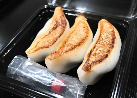 餃子の形をした和菓子「宇都宮焼き」